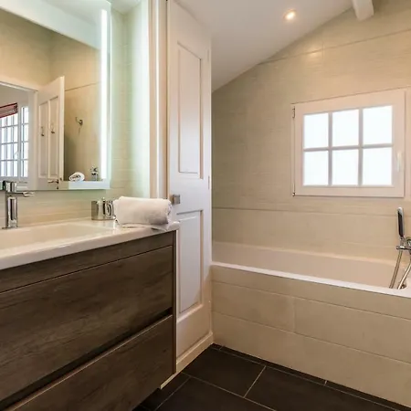 Beautiful Basque With Pool & Mountain Views In Вилла